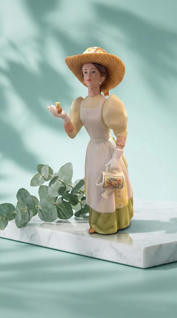 Avon 2008 President's Club Mrs. Albee Award Ceramic - Original Box and Certifica